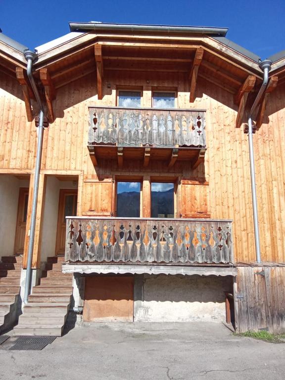 un bâtiment avec un balcon au-dessus dans l'établissement Location Les dents blanches, à Morillon