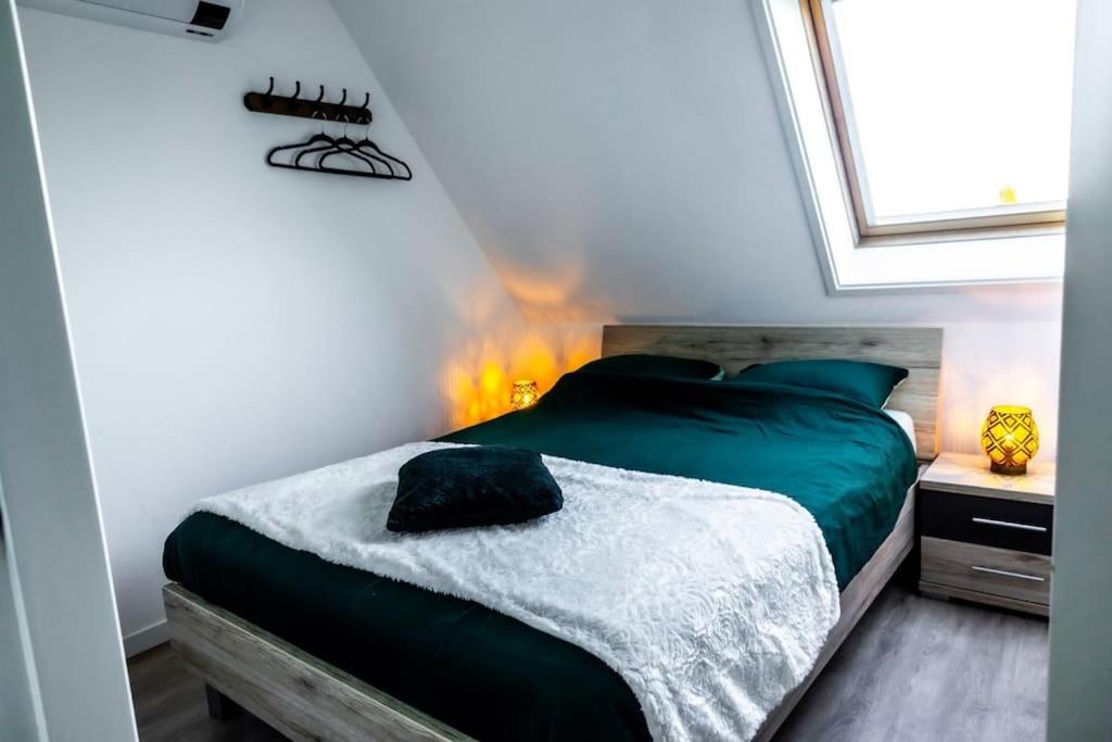 a bedroom with a green bed and a window at Appartement 3 haasjes in landelijke omgeving in Wijdenes
