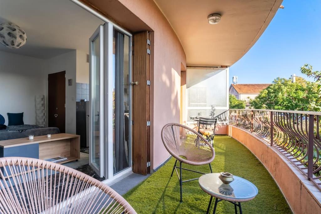 un balcon avec deux chaises et une table dans l'établissement Appartement Le Kid, à Sanary-sur-Mer