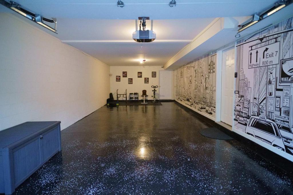 Fotografie z fotogalerie ubytování Newark Gem Ruby 3BR, 3BA - Sleeps 12 - Walk to Prudential Center and Newark Penn Station, Near EWR and American Dream Mall, includes Parking - WiFi - Laundry - Backyard - Gym v destinaci Newark