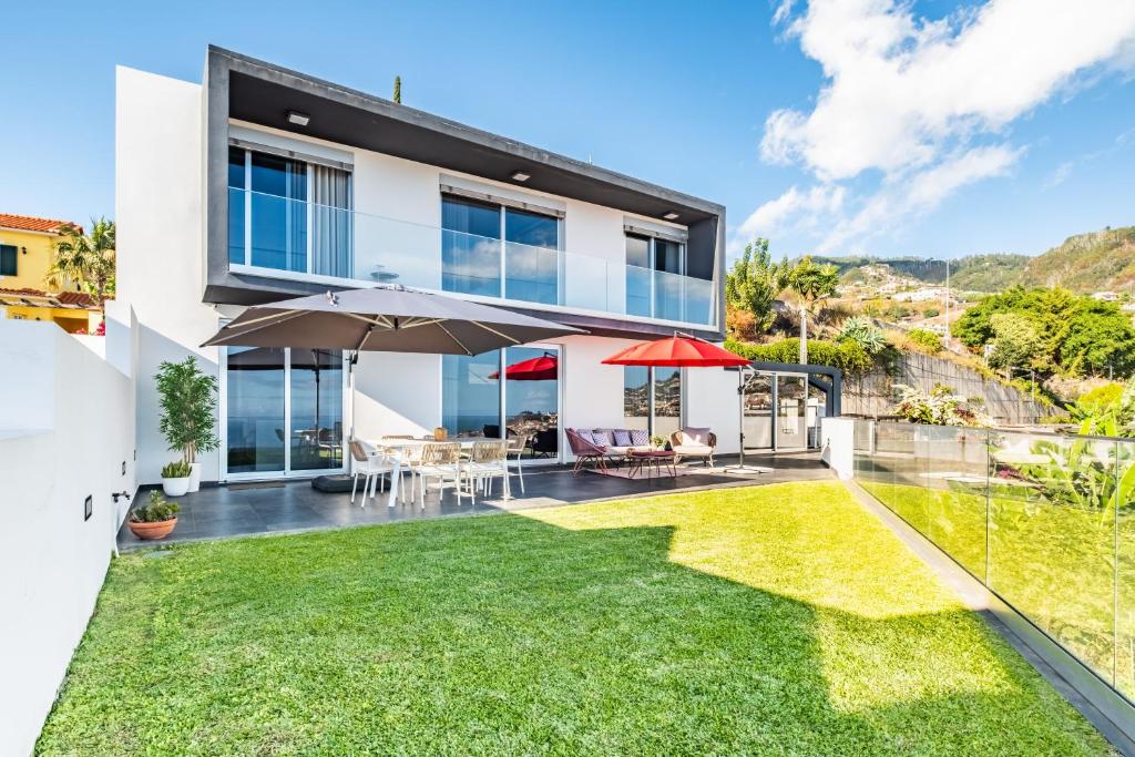 uma imagem de uma casa com um quintal em Bayview Villa Retreat no Funchal