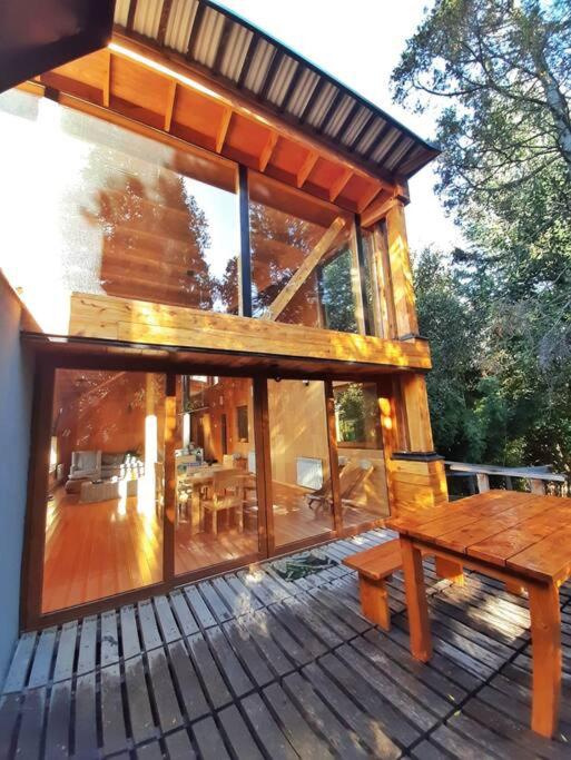 Balkón nebo terasa v ubytování Casa moderna en el bosque