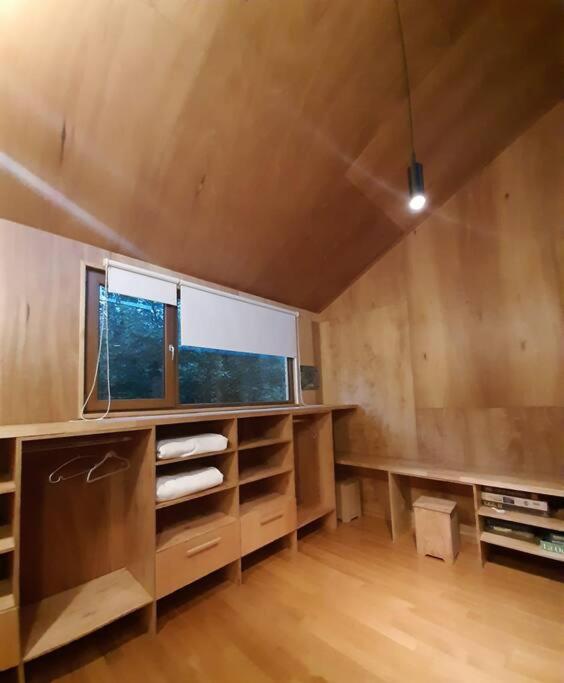 Palanda nebo palandy na pokoji v ubytování Casa moderna en el bosque
