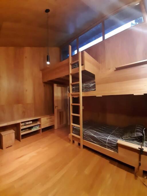 Kuchyň nebo kuchyňský kout v ubytování Casa moderna en el bosque
