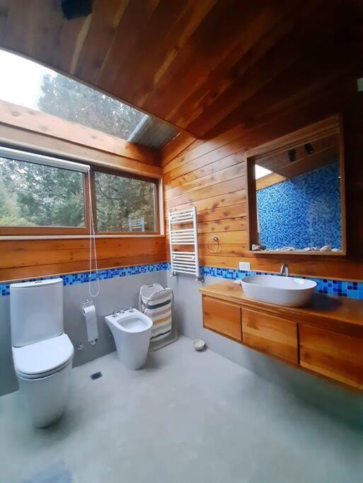 Koupelna v ubytování Casa moderna en el bosque