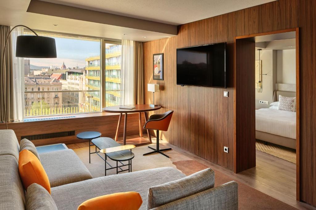 TV a/nebo společenská místnost v ubytování Budapest Marriott Hotel