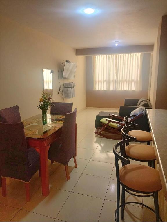 齐克拉约Doña Silvia的带桌椅和沙发的客厅