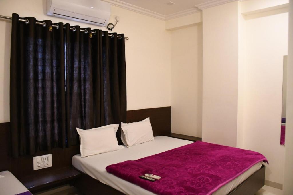 Postel nebo postele na pokoji v ubytování Hotel Sai Shatabdi