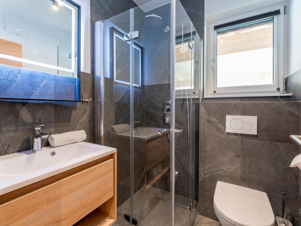A bathroom at Mountain Chalet Arnica
