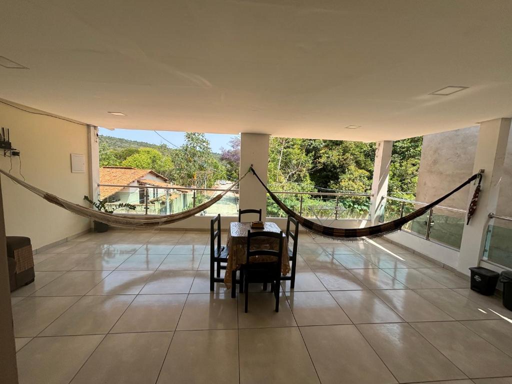 Uma área de estar em Pousada Vista da Serra - Suzart