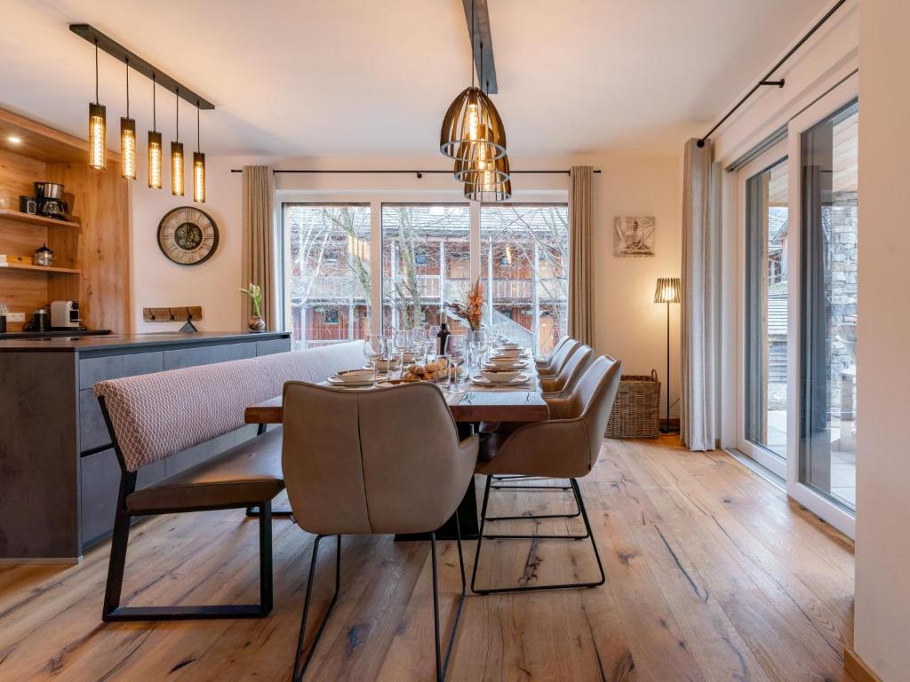 A seating area at Mountain Chalet Arnica