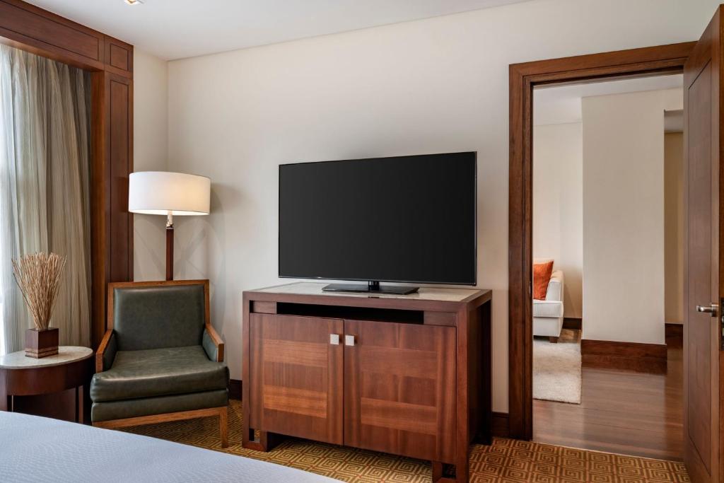 TV a/nebo společenská místnost v ubytování JW Marriott Hotel Bogotá