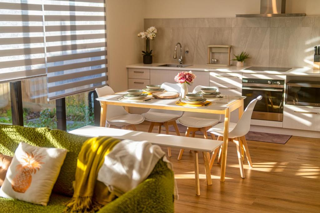 Η κουζίνα ή μικρή κουζίνα στο 3 bed home with pool table, near Westfield Mall