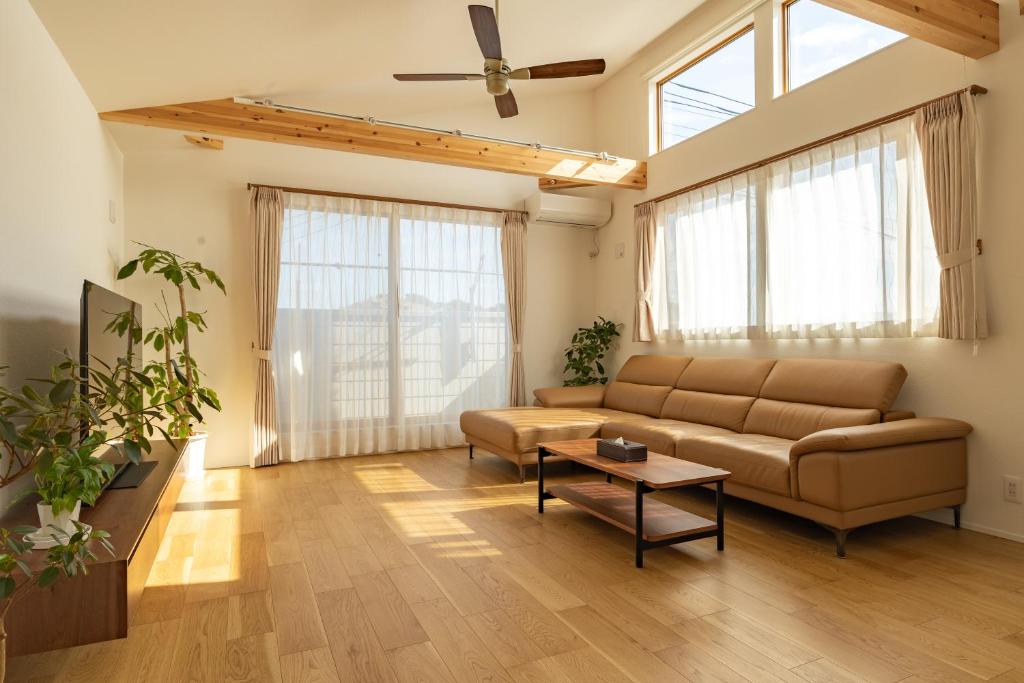 a living room with a couch and a table at 鎌倉-Reihome in Kamakura