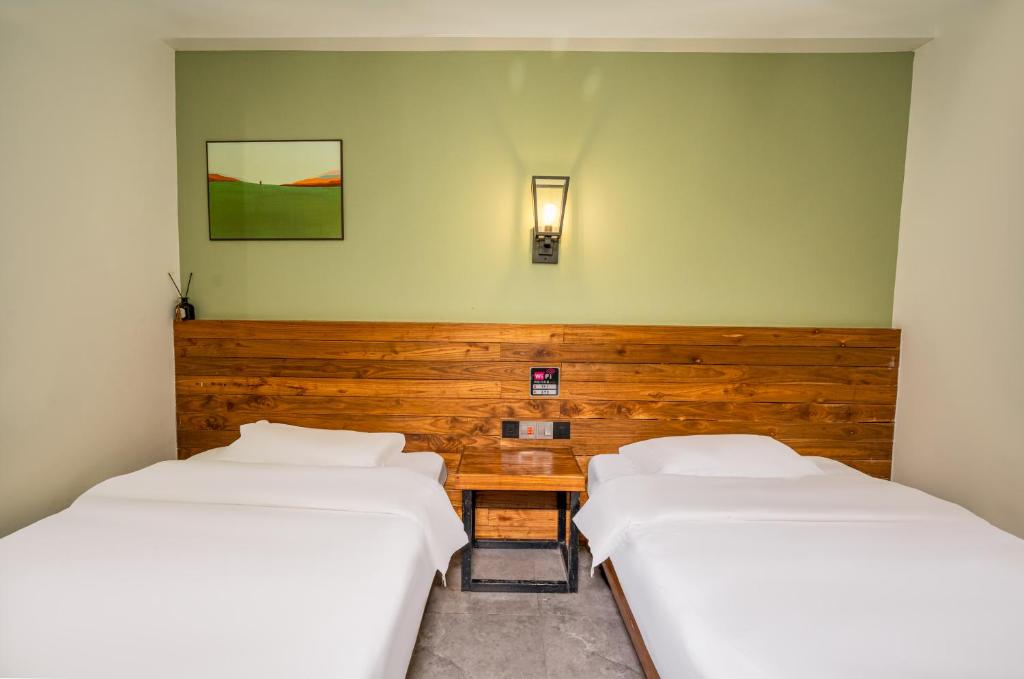 Postel nebo postele na pokoji v ubytování Tianmenshan Loft Art Inn