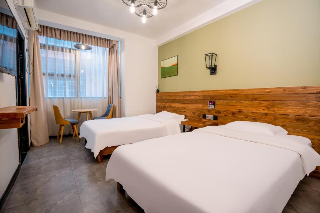 Postel nebo postele na pokoji v ubytování Tianmenshan Loft Art Inn