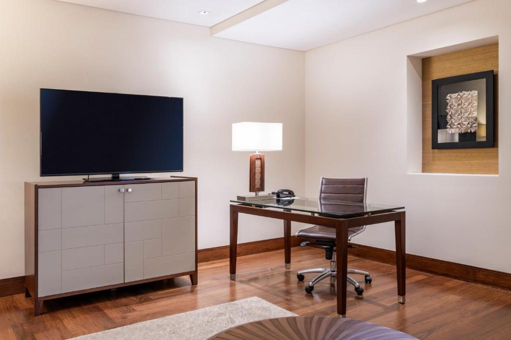 TV a/nebo společenská místnost v ubytování JW Marriott Hotel Bogotá