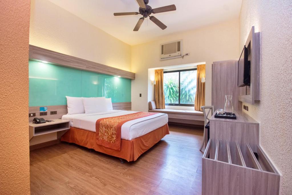 Postel nebo postele na pokoji v ubytování Microtel by Wyndham Boracay