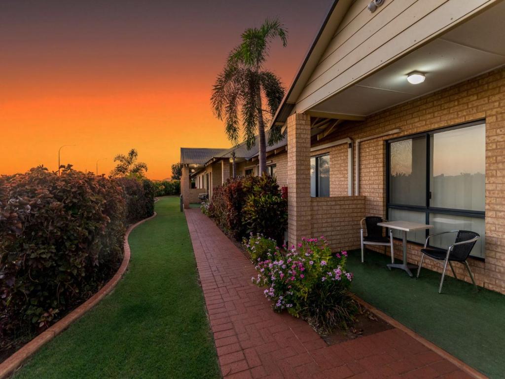 una casa con un patio con mesa y sillas en Comfort Inn &amp; Suites Karratha, en Karratha