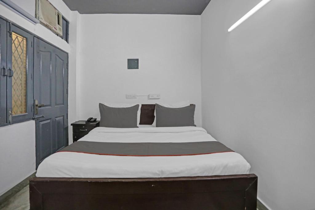 Postel nebo postele na pokoji v ubytování Hotel O The Premium Villa