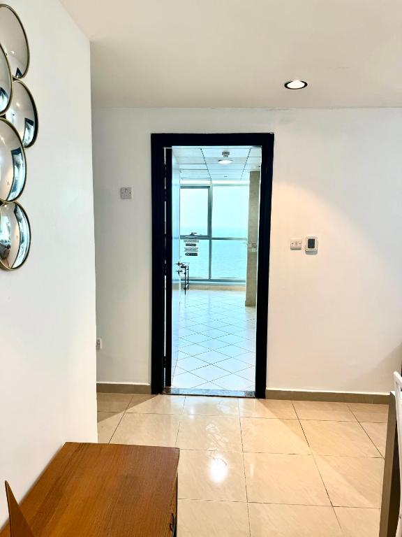 Fotografie z fotogalerie ubytování Luxury Corniche Residence 2 BHK pool gym wifi sea front v destinaci Adžmán