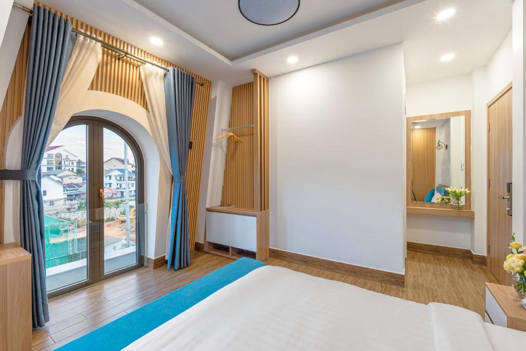 Postel nebo postele na pokoji v ubytování VMT Hotel Da Lat