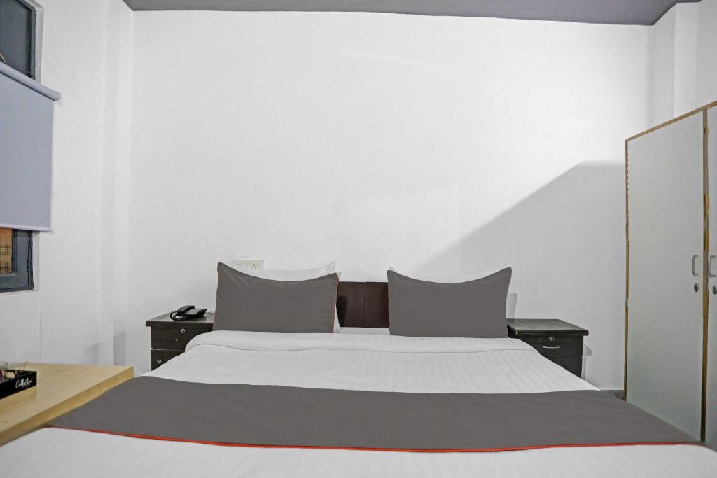 Postel nebo postele na pokoji v ubytování Hotel O The Premium Villa