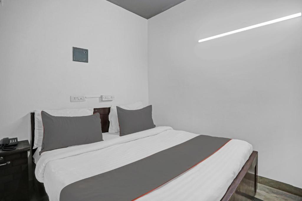 Postel nebo postele na pokoji v ubytování Hotel O The Premium Villa