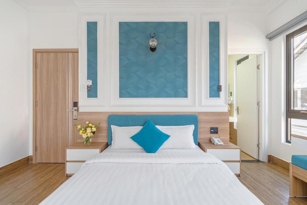 Postel nebo postele na pokoji v ubytování VMT Hotel Da Lat