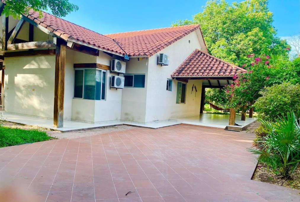 una casa con techo rojo y entrada en Los Mangales, en Villamontes