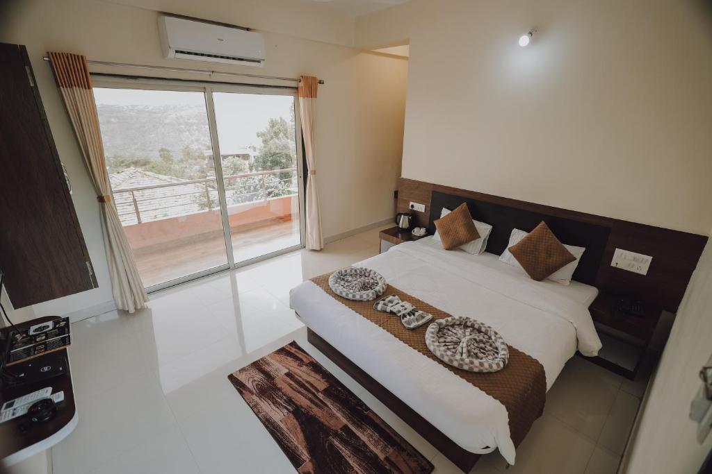 Postel nebo postele na pokoji v ubytování Hotel Mahabaleshwar Mount View