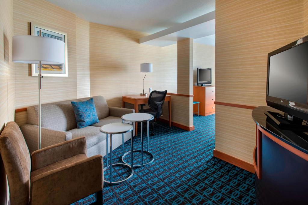 TV a/nebo společenská místnost v ubytování Fairfield Inn & Suites by Marriott Verona