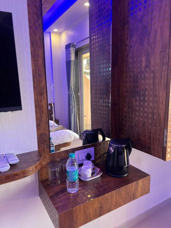 Příslušenství pro přípravu čaje a kávy v ubytování Hotel Mahabaleshwar Mount View
