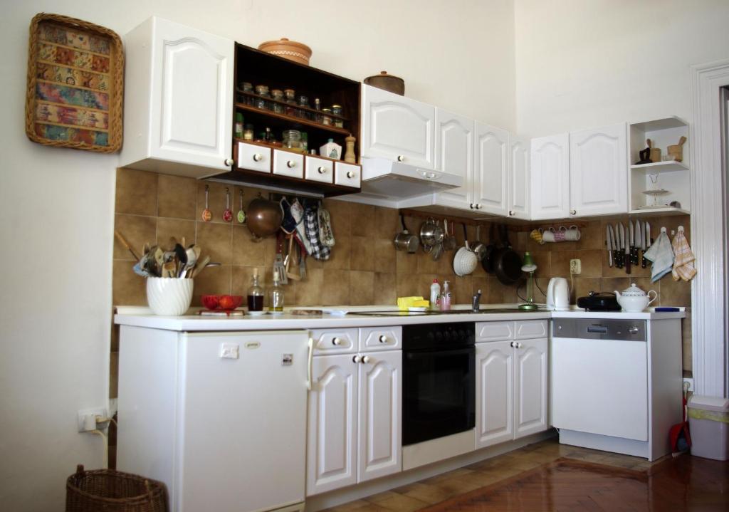 杜布羅夫尼克的住宿－Apartment Anic，厨房配有白色橱柜和黑色洗碗机