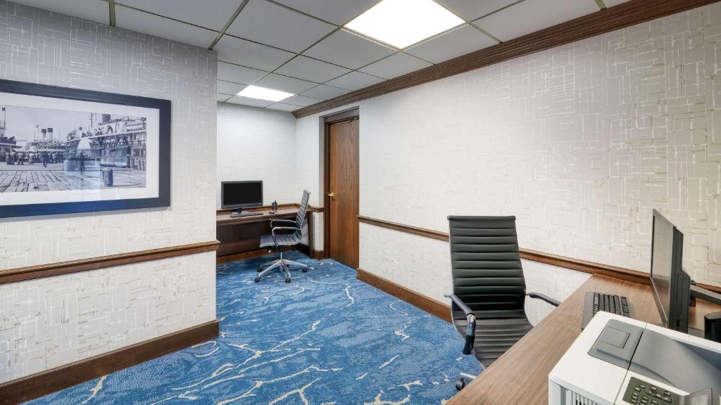 TV a/nebo společenská místnost v ubytování DoubleTree by Hilton Port Huron