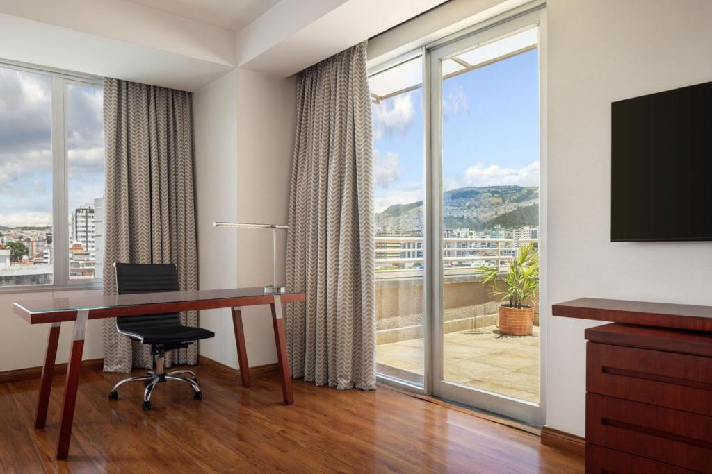 TV a/nebo společenská místnost v ubytování JW Marriott Quito