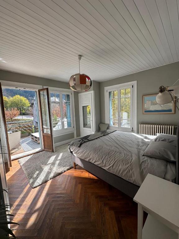 une chambre avec un lit et une grande fenêtre dans l'établissement 70sqm in heart of chamonix, à Chamonix-Mont-Blanc