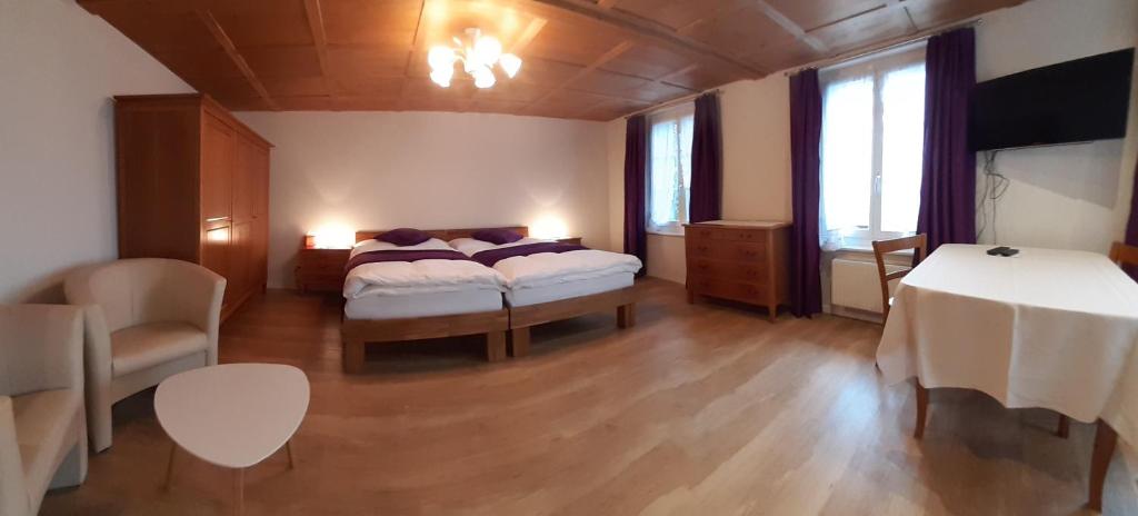 Postel nebo postele na pokoji v ubytování B&B Rössli Gondiswil