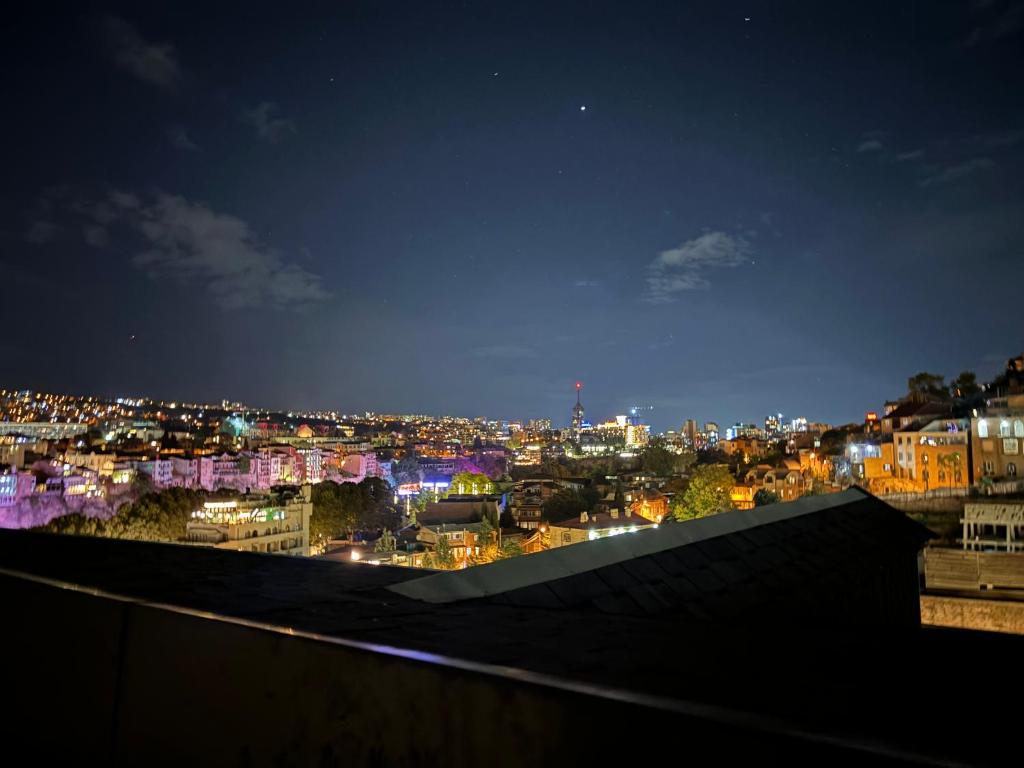Nespecifikovaný výhled na destinaci Tbilisi nebo výhled na město při pohledu z prázdninového domu
