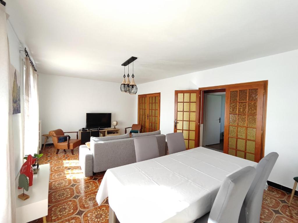 Μια τηλεόραση ή/και κέντρο ψυχαγωγίας στο Les jardins Ducarouge 2 climatisé