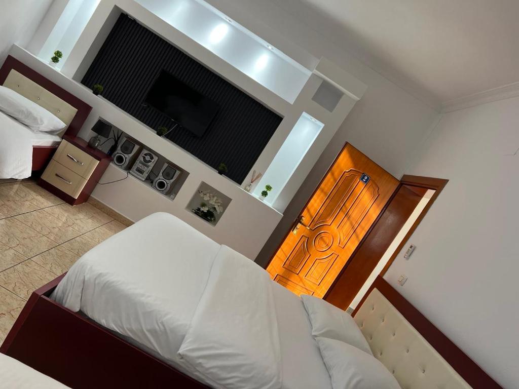 Televiisor ja/või meelelahutuskeskus majutusasutuses Hotel Kalaja
