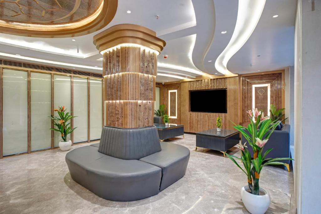 TV a/nebo společenská místnost v ubytování Newly Built Gold The Royal With Rooftop Restaurant - 2Mins Walk From New Delhi Rail Station & 5Mins from Connaught Place