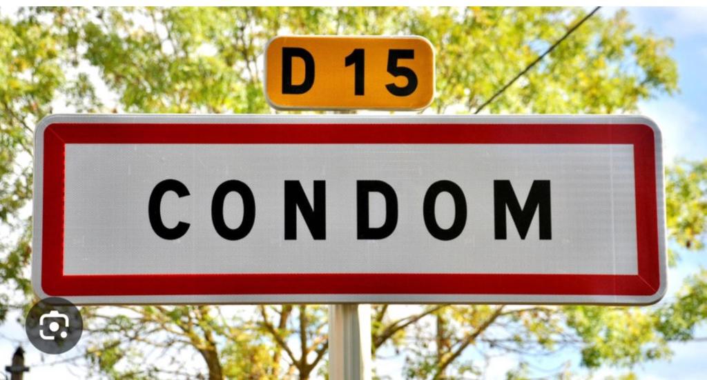 Certificato, attestato, insegna o altro documento esposto da " Venez DormiR Chez Nous " #Condom#Gascogne#d'Artagnan#Armagnac#Le Bonheur est dans le GERS