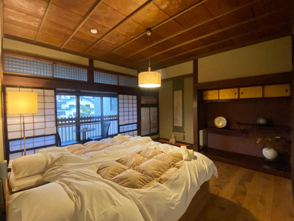 Postel nebo postele na pokoji v ubytování 城下町の一棟貸し 今来 Konrai - Private-use guesthouse