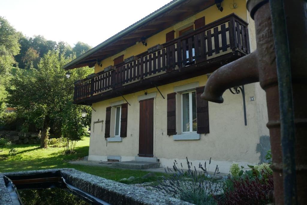 une maison avec un balcon au-dessus dans l'établissement Beautiful 3 Star renovated Apt Sleeps 7, à Saint-Gervais-les-Bains