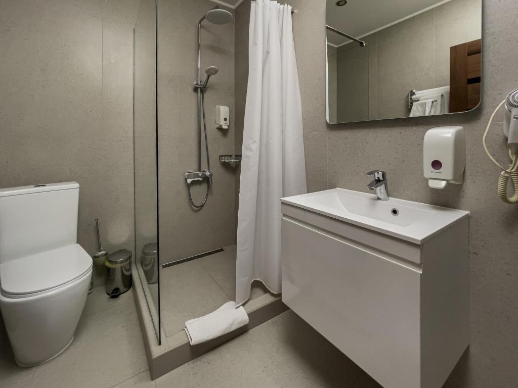 Koupelna v ubytování VIP Hotel