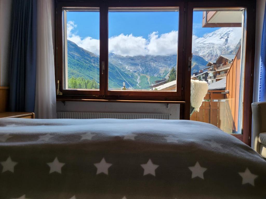 Nespecifikovaný výhled na hory nebo výhled na hory při pohledu z hotelu
