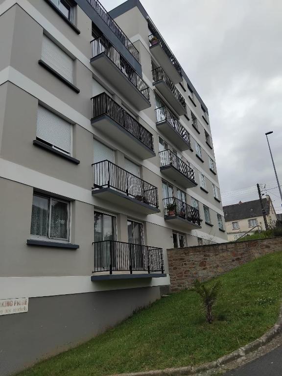 un immeuble d'appartements avec des balcons sur le côté dans l'établissement Douric, à Brest