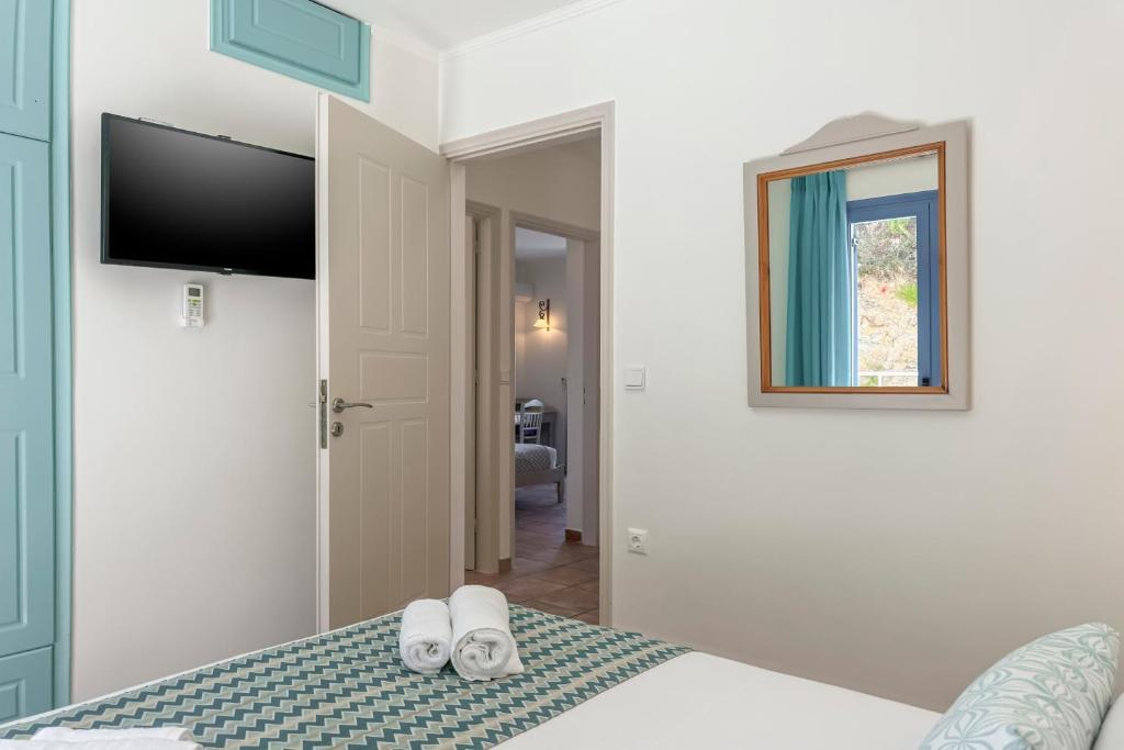 Televízia a/alebo spoločenská miestnosť v ubytovaní Pano Stalos Villas