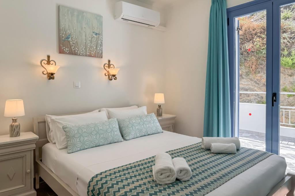 Posteľ alebo postele v izbe v ubytovaní Pano Stalos Villas